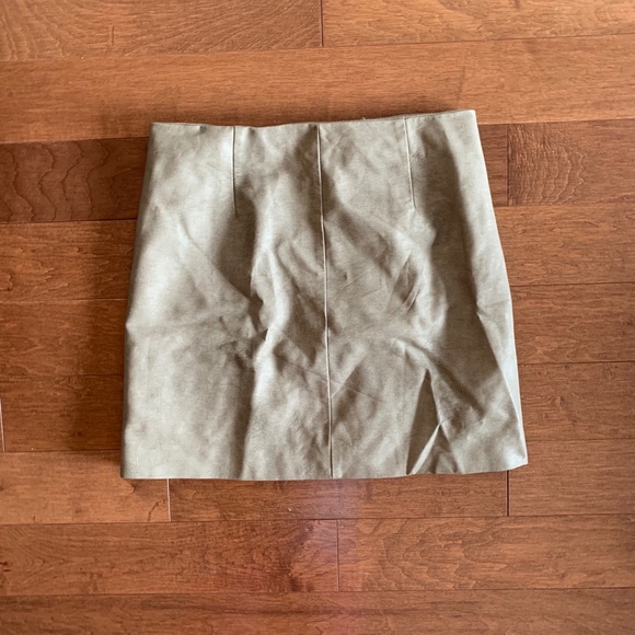 📦 Moving Sale - 4/20$ 📦 Fake Leather Skirt - Picture 3 of 4